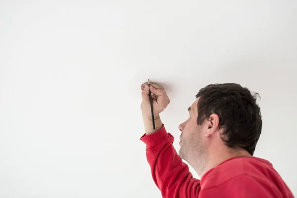 Handwerker oder Bauarbeiter markieren eine Stelle mit Bleistift — Stockfoto