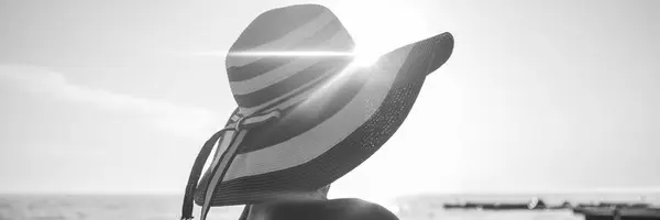 Imagen monocromática de una mujer con un rayo de sol sobre su stra desnuda —  Fotos de Stock