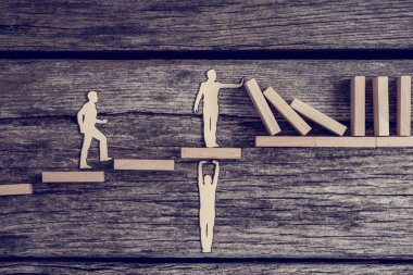 Her oth yardımcı bir kağıt erkeklerin siluetleri Retro tonlu görüntü