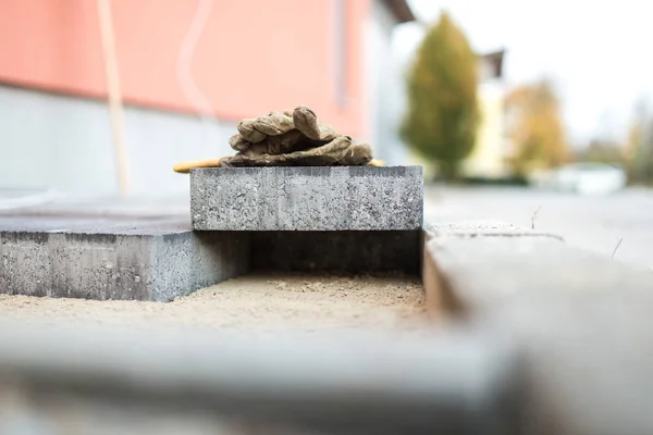 Pedra de pavimentação descansando acima de tijolos recém-instalados — Fotografia de Stock