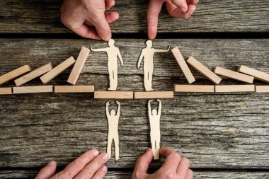 İş takım çalışması ve işbirliği kavramı dört elle