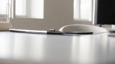 Tablet bilgisayar ve stylus kalemi düşük açılı görünümü'nde