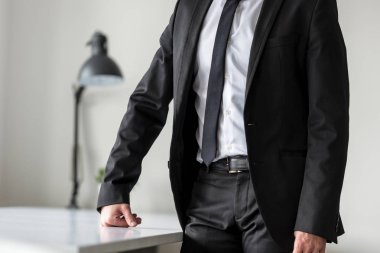 Onun office bekleyen ayakta işadamı