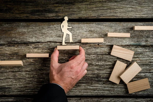 Concepto de trabajo en equipo con hombre de negocios sosteniendo escaleras — Foto de Stock