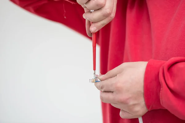 Handwerker oder Hausbesitzer beim Anbringen einer Steckverbindung — Stockfoto