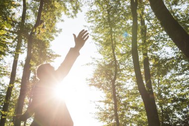 Adam kollarını ile ayakta yaygın yayıldı