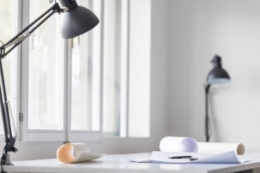 Bir kalem ve kurşun kalem beyaz masa üzerinde planları ile