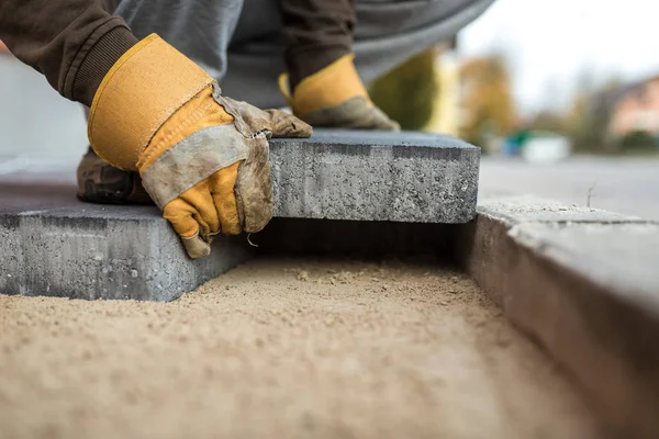 Workman laying exterior paving stones — Stock Photo, Image