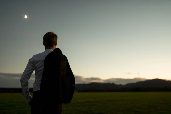 Vista trasera del hombre de negocios en traje elegante — Foto de Stock