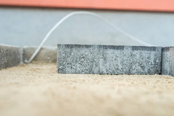 Nuove pietre per pavimentazione installate sulla sabbia — Foto Stock