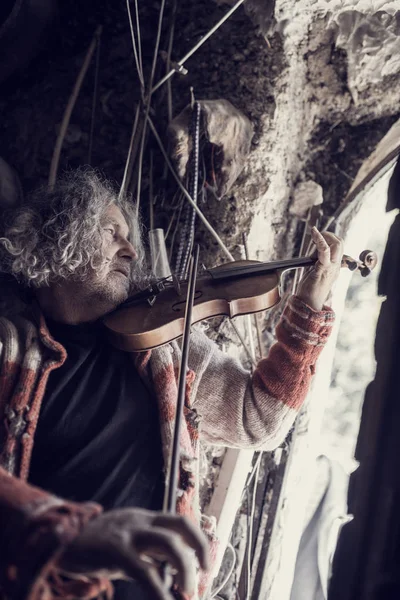 老人は古典的な木製のバイオリンの音楽を再生 — ストック写真
