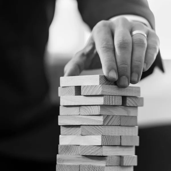 Czarno-biały obraz format kwadratowy biznesmen wprowadzania domin — Zdjęcie stockowe