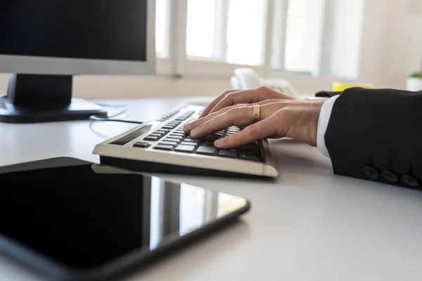 Businessman typing on a computer keyboard — Stock Photo, Image