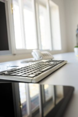 Boş dijital tablet, klavye ve bir beyaz o üstünde okul sırası bilgisayar