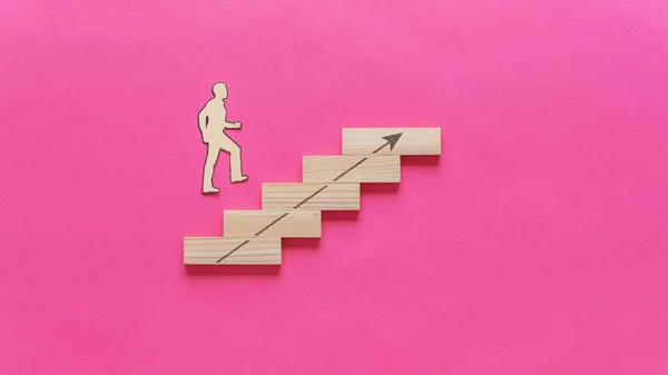 Papírvágás egy üzletemberről, aki felmegy a lépcsőn. — Stock Fotó