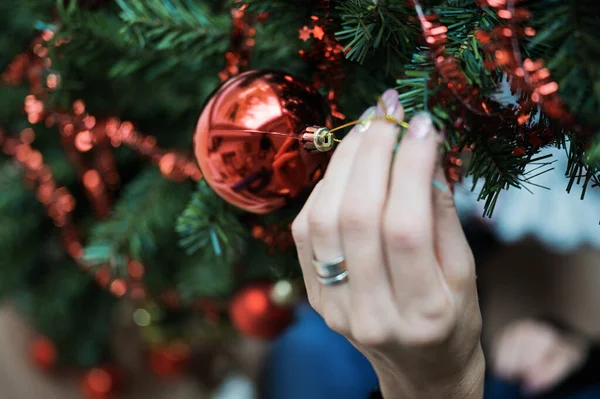 Hängende rote Christbaumkugel am Weihnachtsbaum — Stockfoto