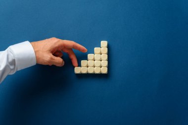 İşadamı parmaklarını ahşap dipçiğin üzerinde gezdiriyor.