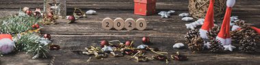 Tatil dekorasyonunun ortasında 2020 tabelası