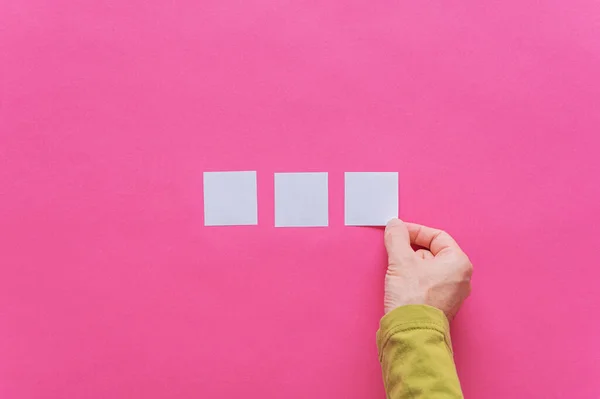 Colocando três branco em branco postar ele papéis em uma fileira — Fotografia de Stock