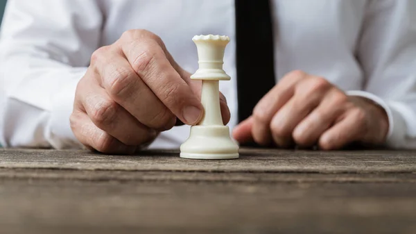 Primer plano del hombre de negocios sosteniendo una figura de ajedrez blanco del rey —  Fotos de Stock