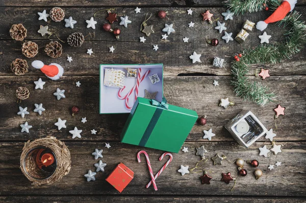 Caja de regalo de Navidad en escritorio de madera rústico —  Fotos de Stock