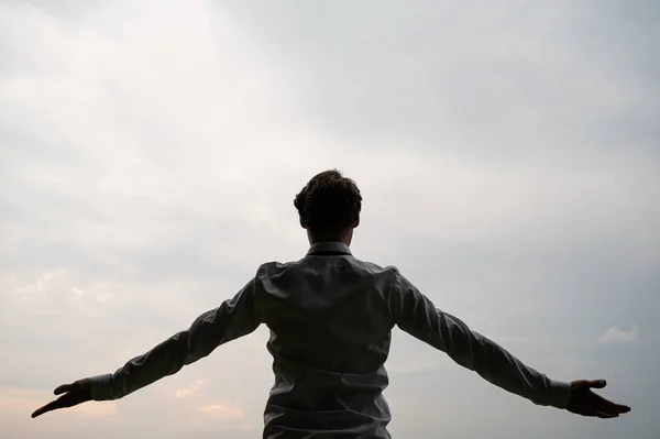 Empresario relajándose bajo el cielo nublado — Foto de Stock