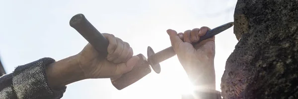 Een kunstenaar snijdend in steen met behulp van een hamer en een beitel — Stockfoto