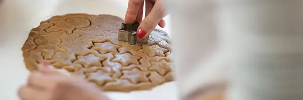 Vista de perto da mão feminina fazendo biscoitos de férias — Fotografia de Stock