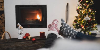 Noel zamanı şöminenin yanında dinleniyor.