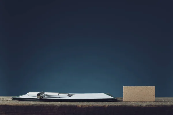 Contrat d'affaires et stylo encreur couché sur un bureau rustique en bois — Photo