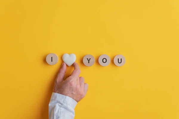 Männliche Hand, die ein Ich liebe dich unterschreibt — Stockfoto