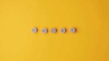 Temas ve bilgi simgeleriyle beş ahşap kesim çemberi