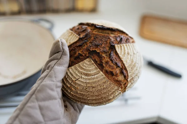 Nybakat varmt hembakat bröd — Stockfoto