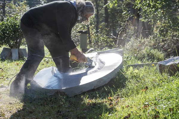 Senior scultore lucidatura e sagomatura pezzo di pietra — Foto Stock