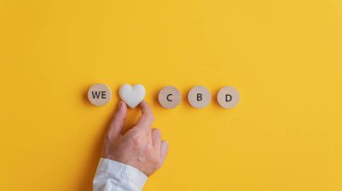 Erkek el bir CBD işareti yapıyor.