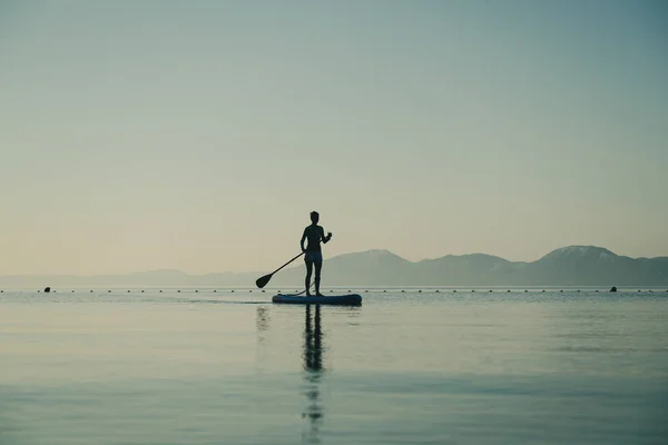 Mujer joven en stand up paddle board — Foto de Stock