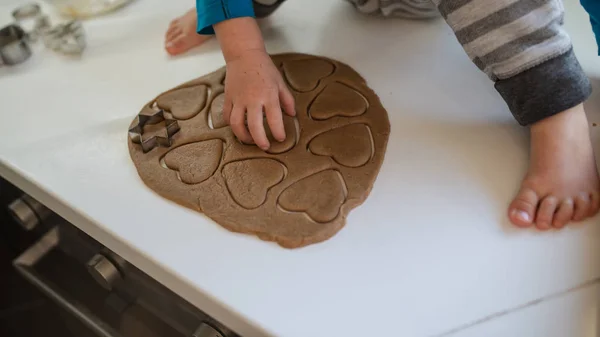 Maluch piecze ciasteczka — Zdjęcie stockowe