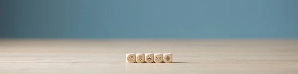 Деревянные блоки с контактными значками — стоковое фото