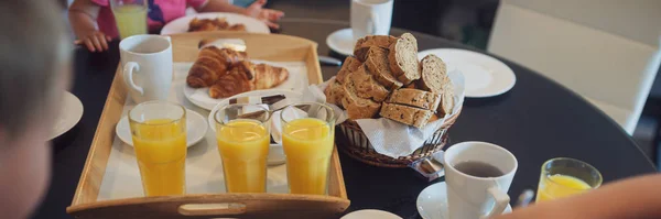 Γενναιόδωρη πρωινό τραπέζι μιας οικογένειας στις διακοπές — Φωτογραφία Αρχείου
