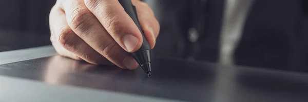 Стратор, работающий со стилизованной ручкой на планшете — стоковое фото