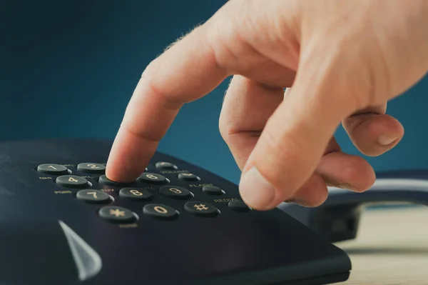 Erkek parmağı bir telefon numarasını çeviriyor — Stok fotoğraf