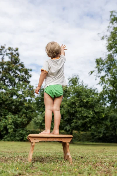Toddler anak laki-laki mencapai langit — Stok Foto
