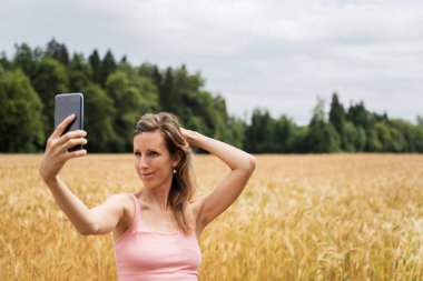 Genç esmer, selfie çekiyor.