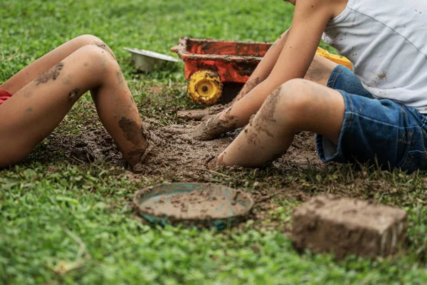 Chicos jugando con barro —  Fotos de Stock