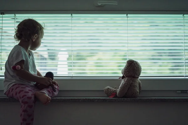 Imagen conceptual del abuso y abandono infantil — Foto de Stock