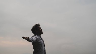 İş adamı kollarını açmış dinleniyor.