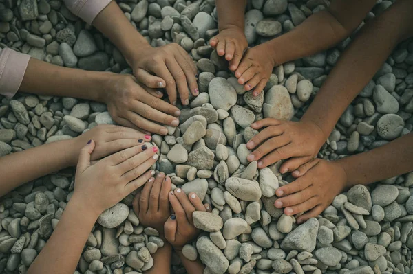 Manos de cinco niños haciendo un círculo —  Fotos de Stock