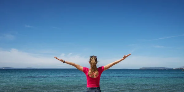 Young woman celebrating life with her arms spread widely, standi — Stock Photo, Image