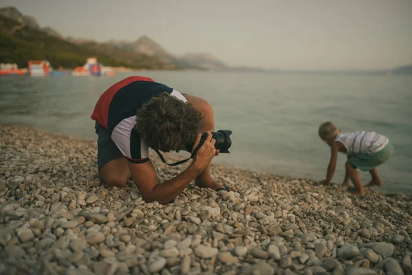 Padre che fotografa suo figlio — Foto Stock