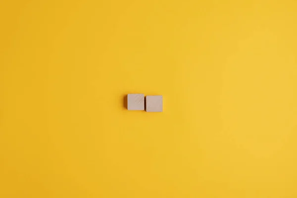 黄色の背景の上に2つの空白の木製ブロック — ストック写真